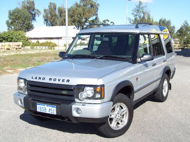 Land Rover Discovery ES V8 7 sits